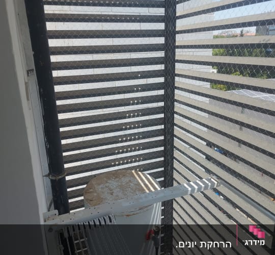 רשת למניעת כניסת יונים במרפסת עם דוד שמש